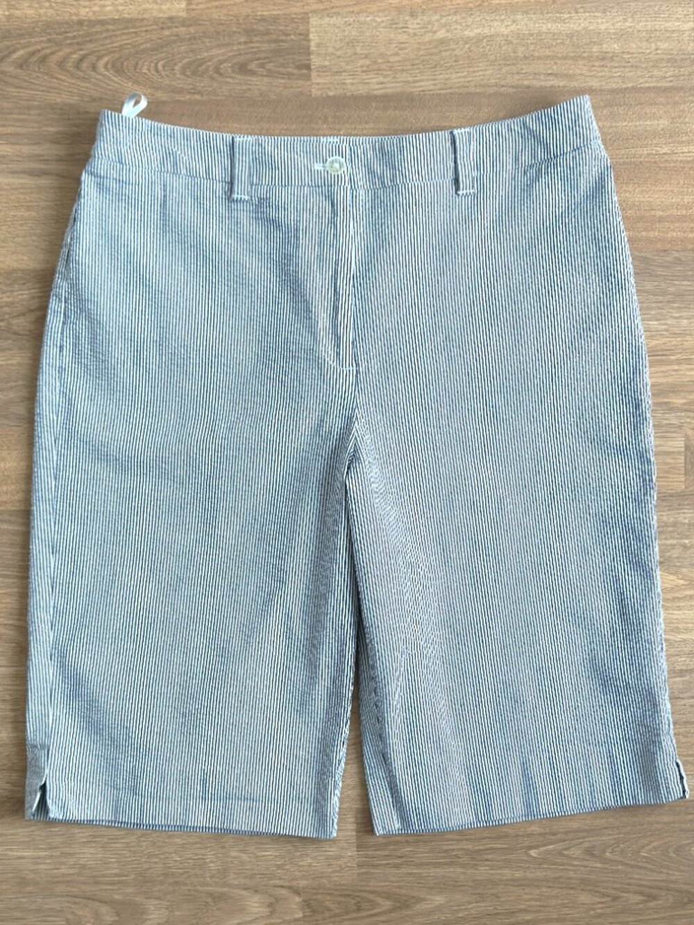 Jones New York Signature Navy Seersucker Bermuda Shorts Size 10, 12" inseam